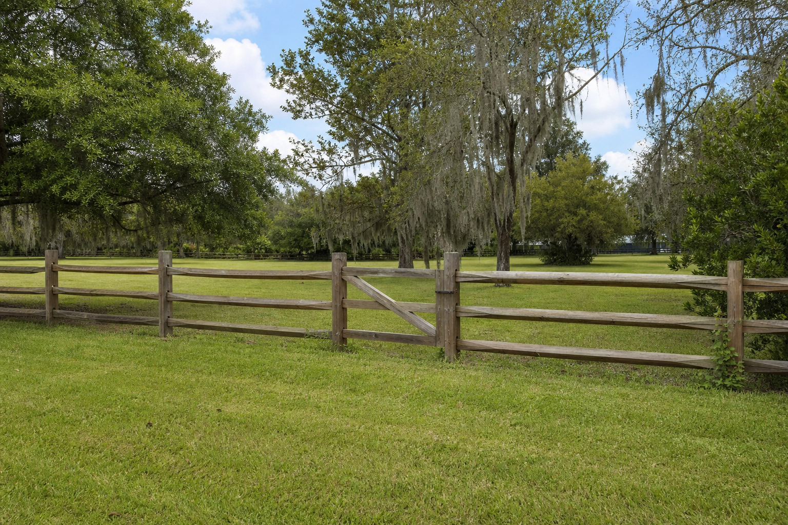 Split rail wood fence design